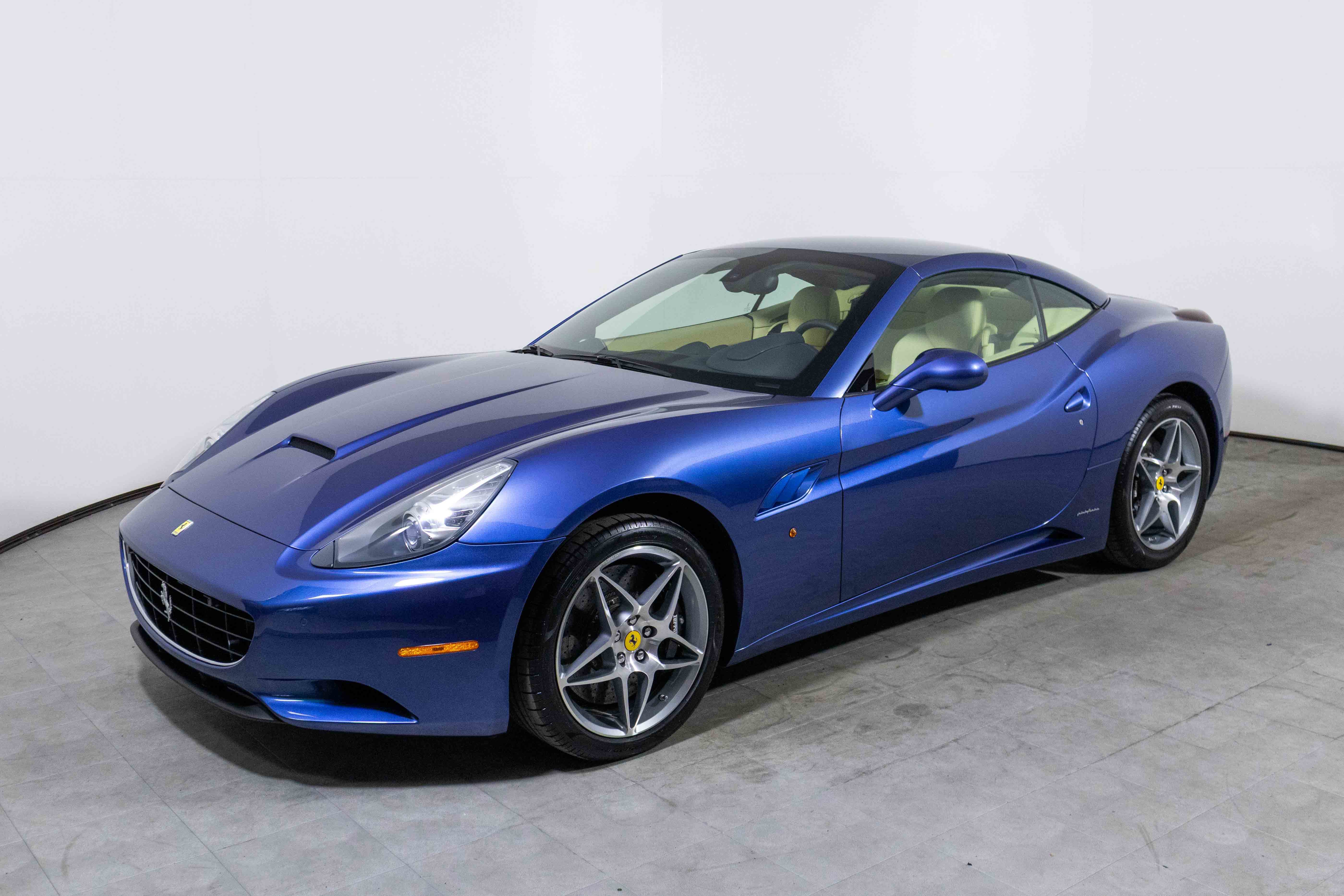 Used 2010 Ferrari California image 9
