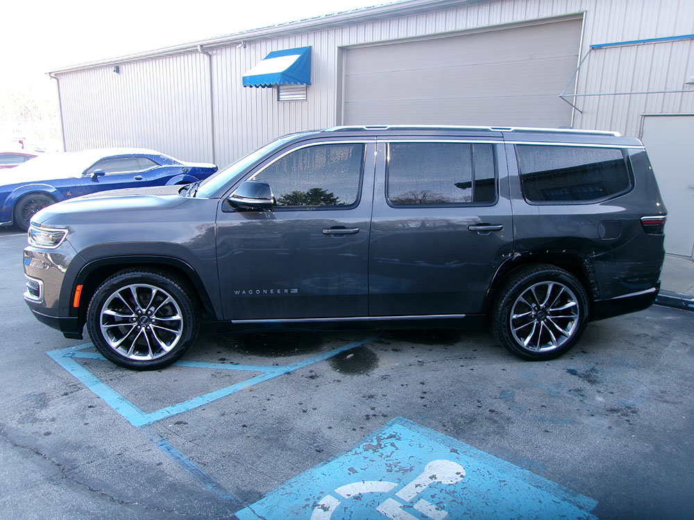 Used 2023 Jeep Wagoneer Series III w/ Premium Group I AWD/4WD image 2