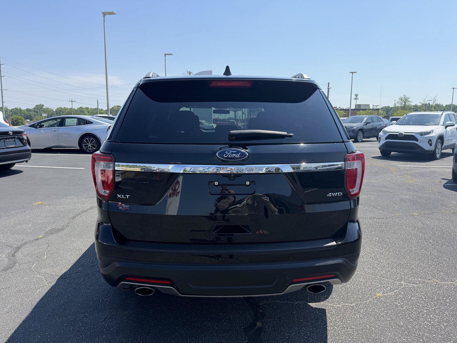 Used 2018 Ford Explorer XLT AWD/4WD image 6