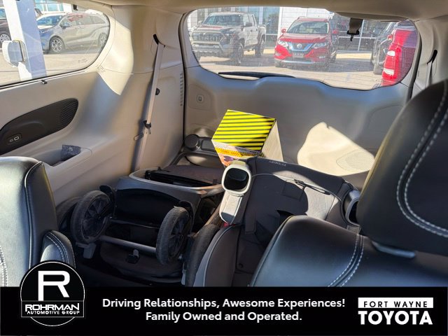Used 2023 Chrysler Pacifica Touring-L w/ Uconnect Theater Family Group AWD/4WD image 6