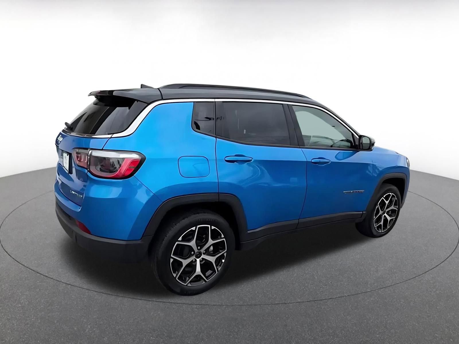 Used 2025 Jeep Compass Limited image 15