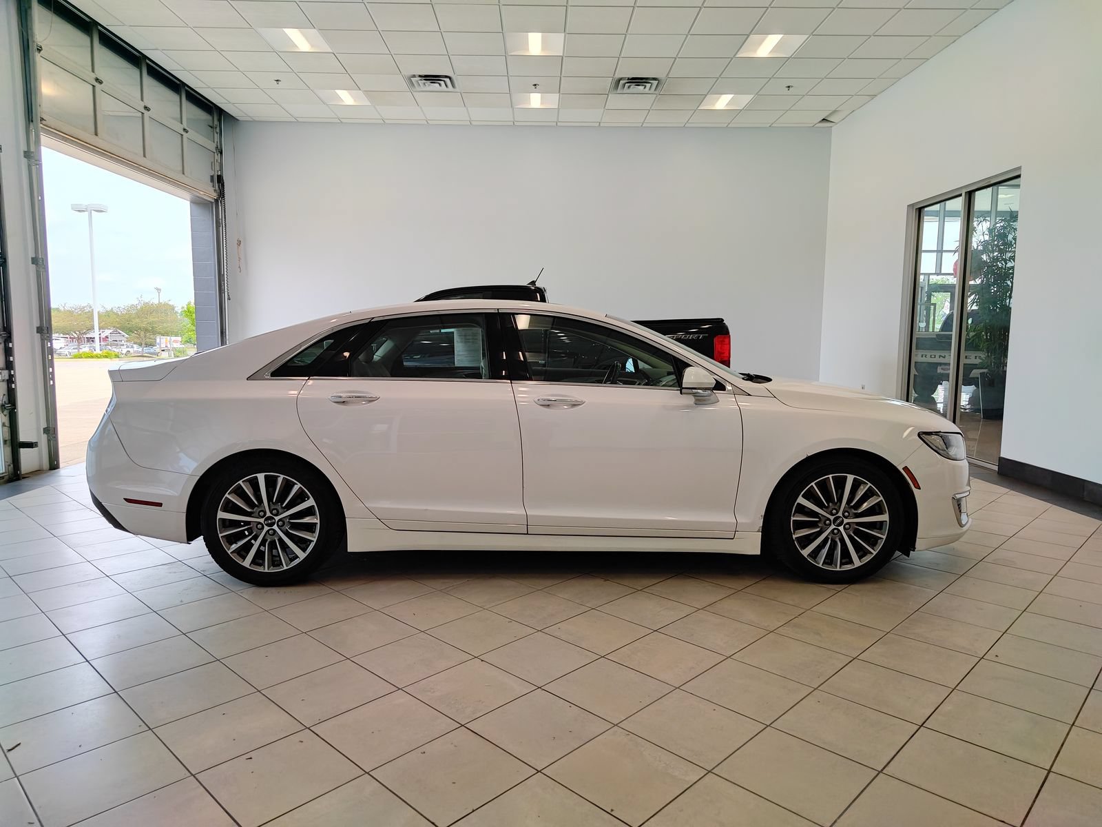 Used 2017 Lincoln MKZ Select w/ Select Plus Package FWD image 2