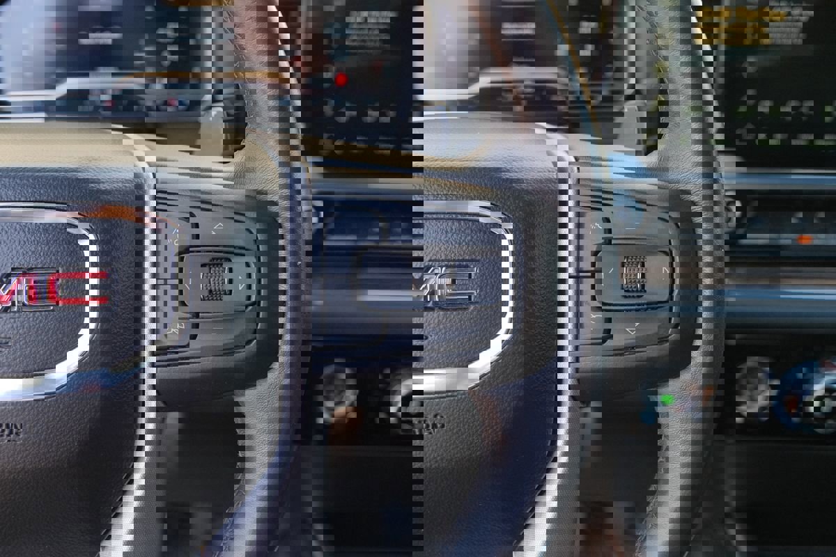 Used 2023 GMC Sierra 1500 Elevation image 17