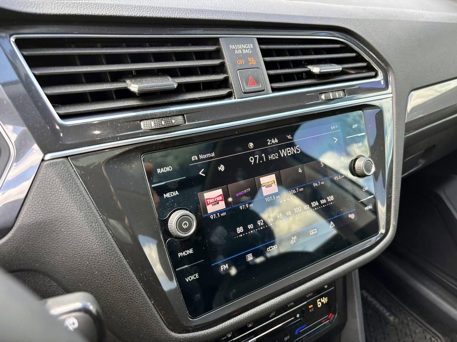 Used 2024 Volkswagen Tiguan SE w/ Panoramic Sunroof Package image 19