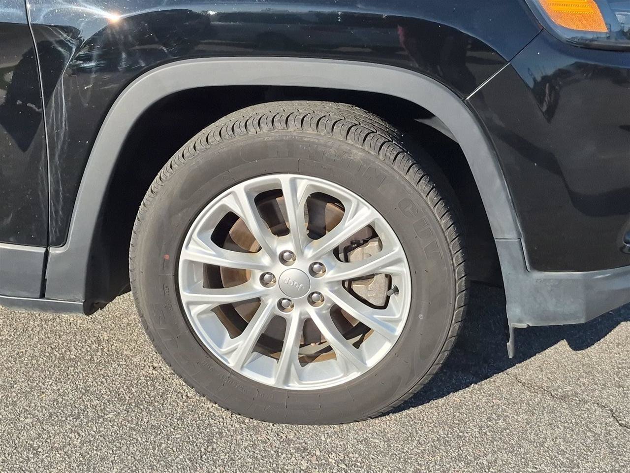 Used 2019 Jeep Cherokee Latitude w/ Popular Appearance Group FWD image 10