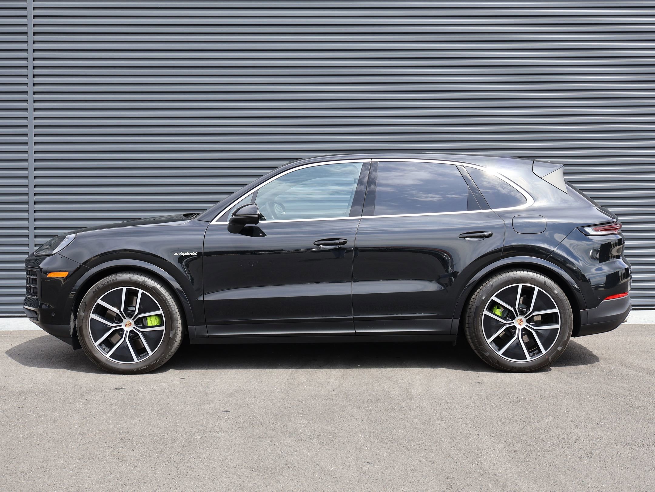 Used 2025 Porsche Cayenne E-Hybrid image 2