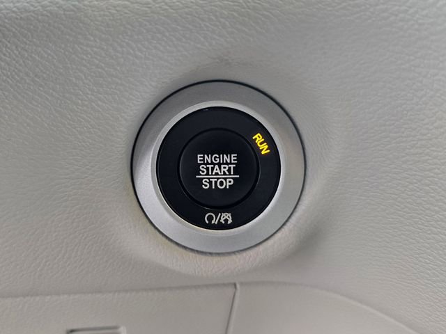 Used 2017 Chrysler Pacifica Touring w/ Tire & Wheel Group FWD image 16
