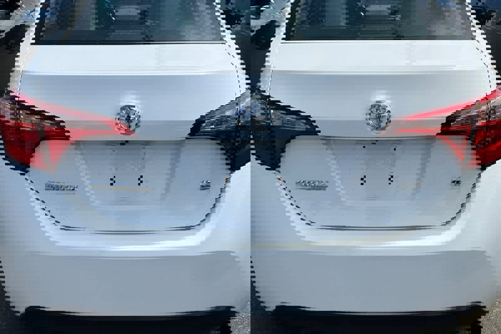 Used 2018 Toyota Corolla LE w/ Carpet Mat Package (TMS) FWD image 19