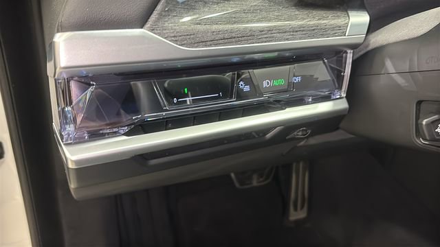 Used 2025 BMW 740i xDrive AWD/4WD image 17