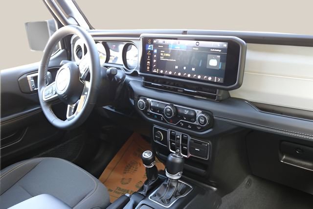 Used 2025 Jeep Wrangler Unlimited Sahara w/ Safety Group image 17