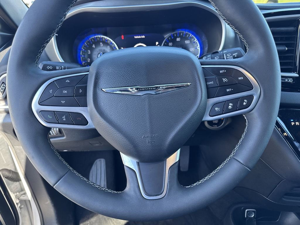 Certified 2025 Chrysler Pacifica Select image 11