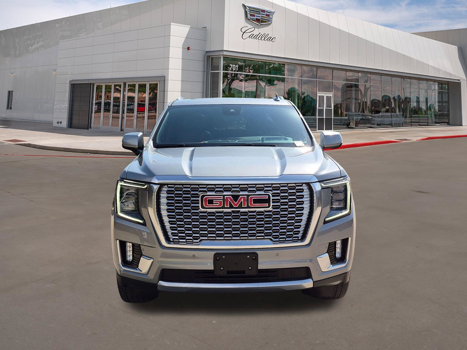 Used 2024 GMC Yukon Denali w/ Advanced Technology Package AWD/4WD image 2