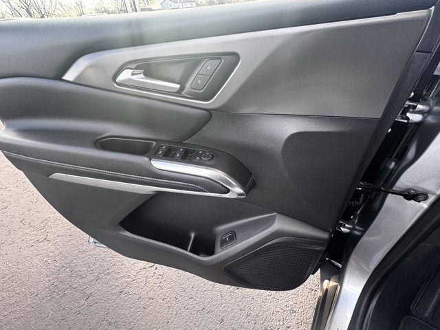 Used 2025 Chevrolet Traverse LT image 13