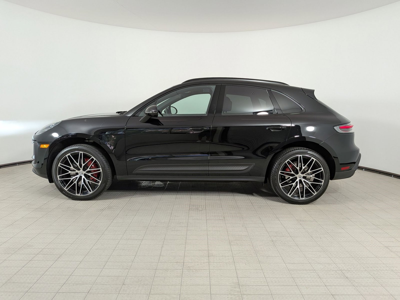 Certified 2025 Porsche Macan S AWD/4WD image 2