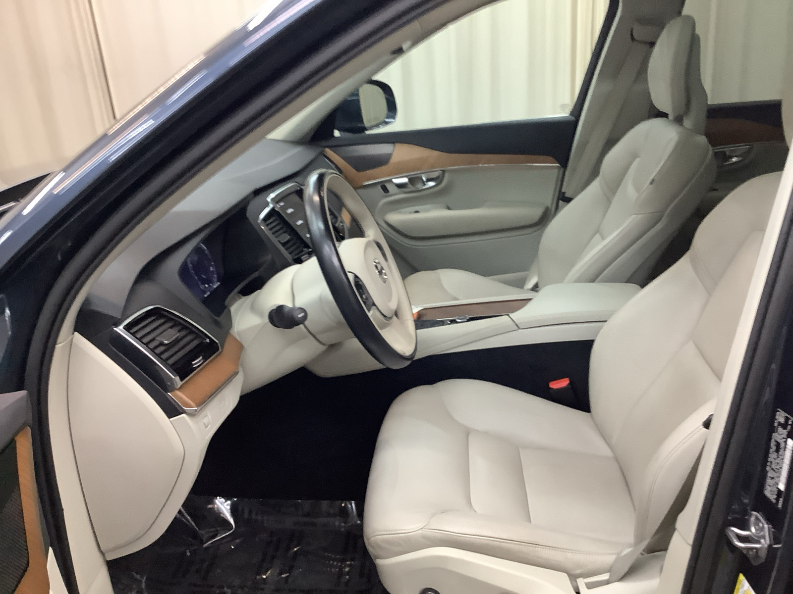 Used 2021 Volvo XC90 T6 Momentum w/ Protection Package AWD/4WD image 13