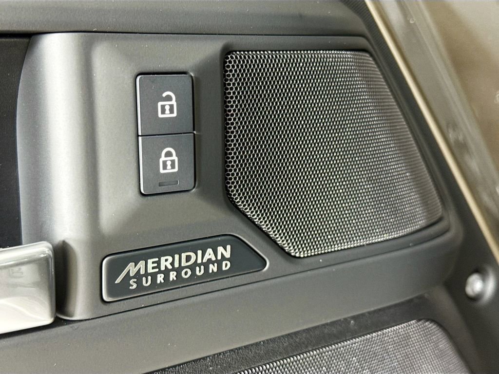 Used 2026 Land Rover Defender 110 X-Dynamic SE AWD/4WD image 23