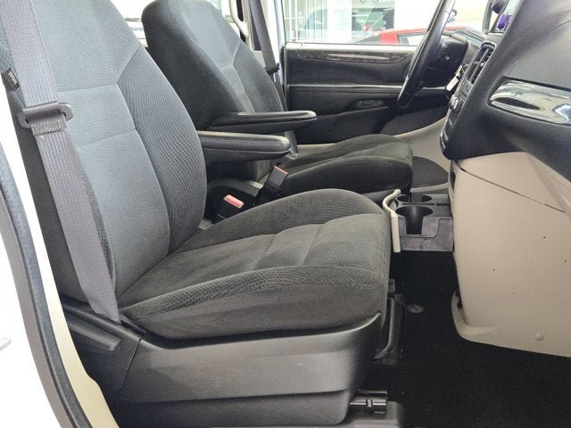 Used 2016 Dodge Grand Caravan American Value Package w/ UConnect Hands-Free Group FWD image 3