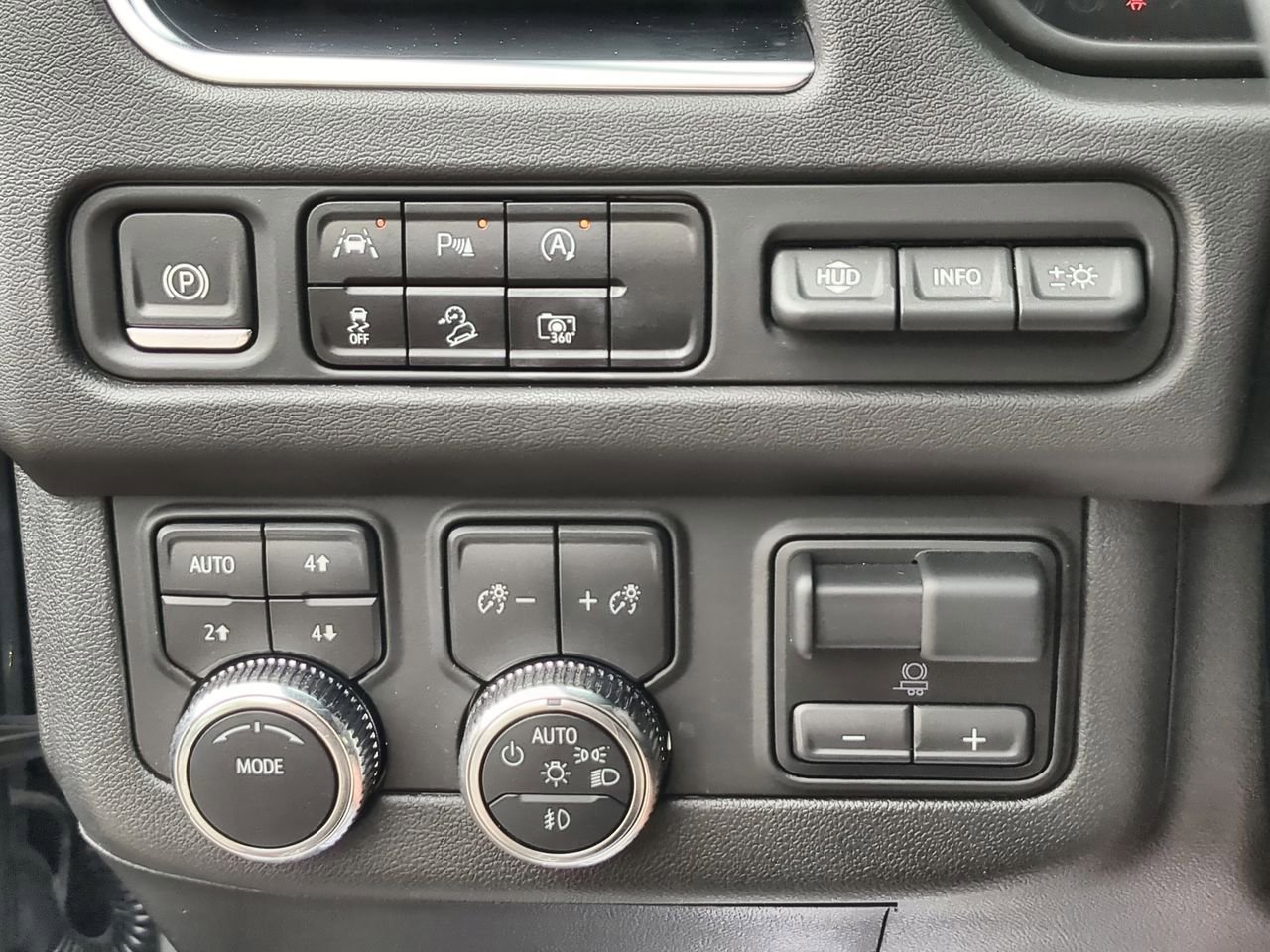 Used 2024 GMC Yukon AT4 w/ Technology Package image 18