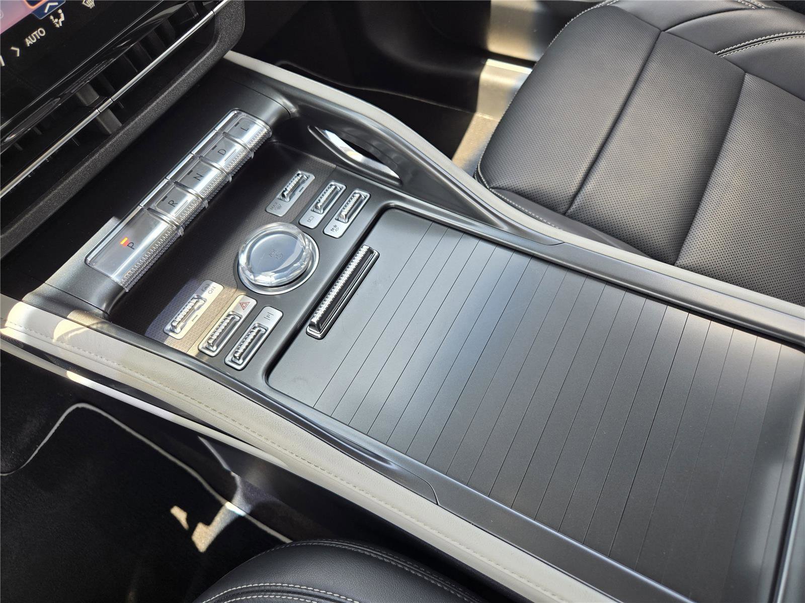 Used 2024 Lincoln Nautilus Premier AWD/4WD image 18