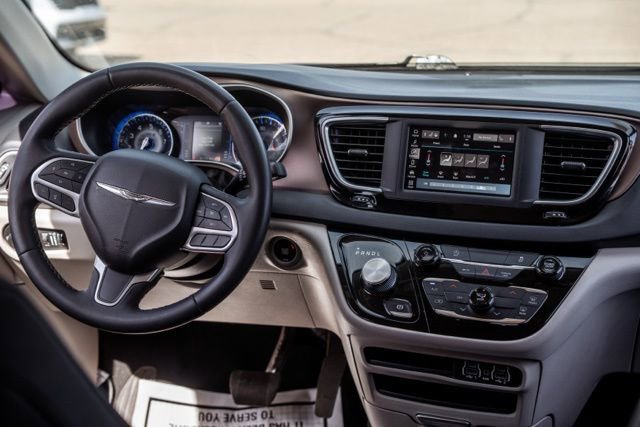 Used 2022 Chrysler Voyager LX FWD image 14
