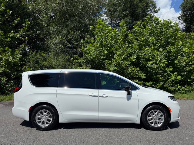 New 2026 Chrysler Pacifica Select image 6