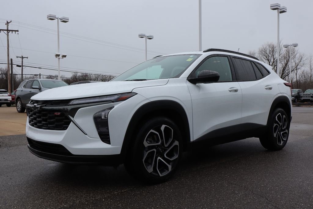 Used 2025 Chevrolet Trax RS w/ Sunroof Package image 8