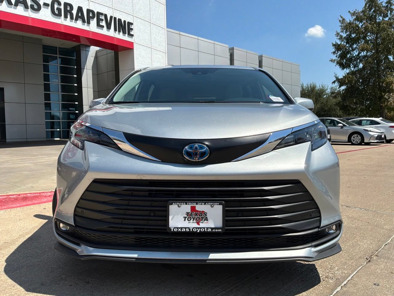 Used 2025 Toyota Sienna XLE FWD image 3