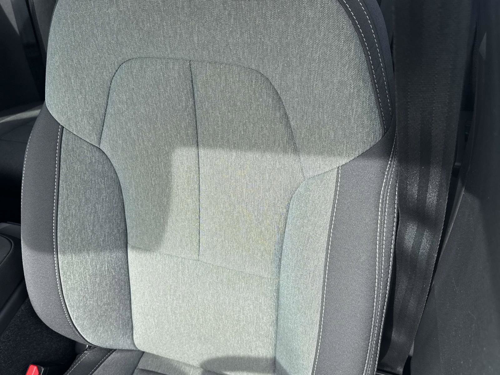 Used 2024 Volvo XC40 B5 Core image 26