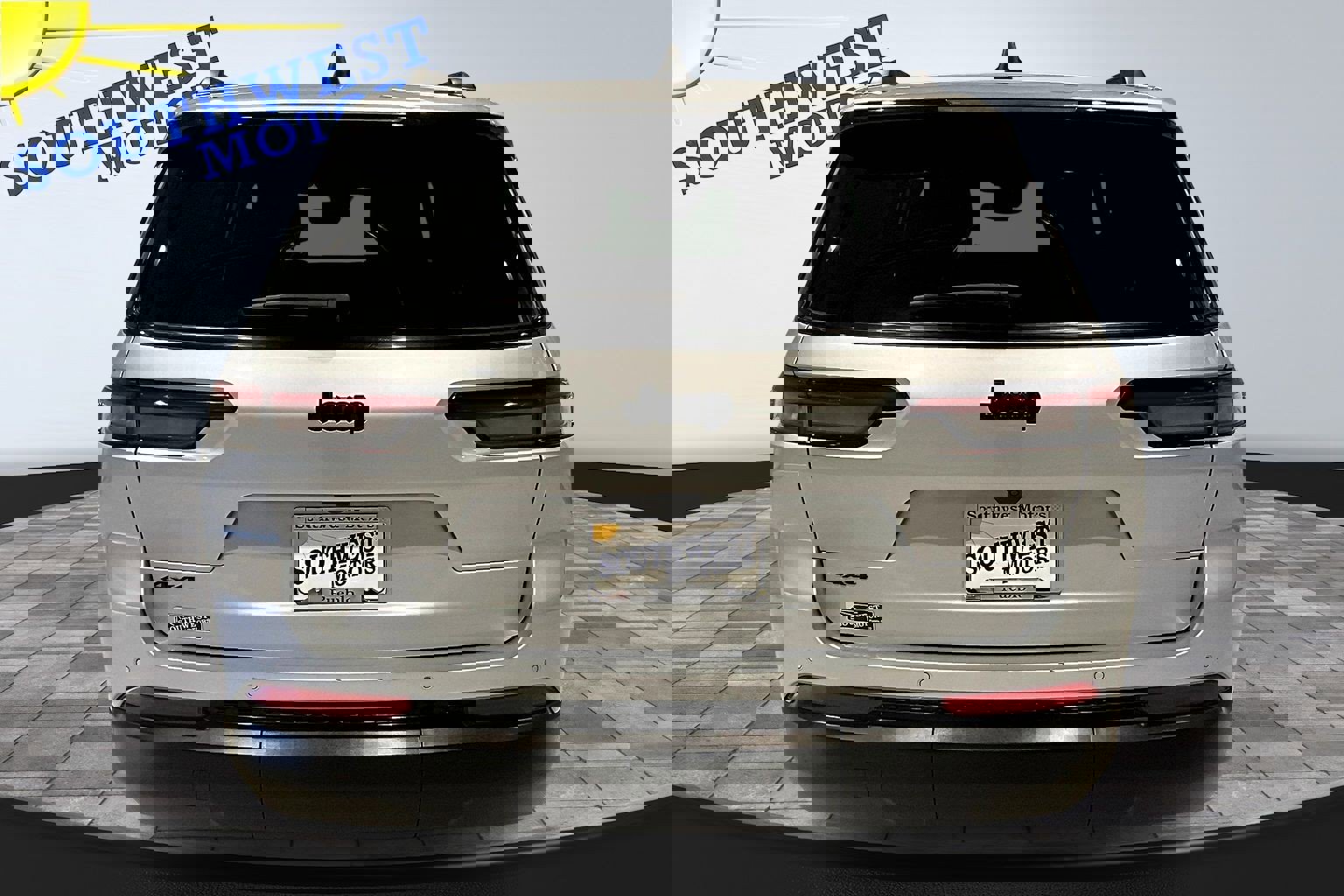 Used 2024 Jeep Grand Cherokee L Laredo image 5