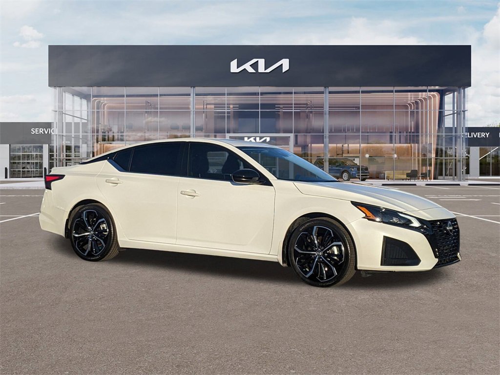 Used 2023 Nissan Altima 2.5 SR w/ SR Premium Package image 1