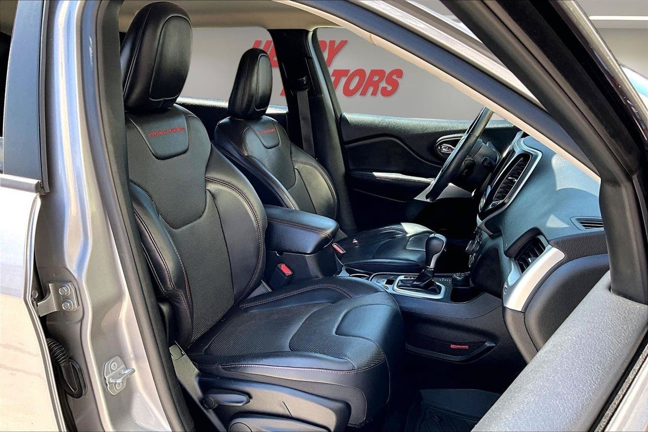 Used 2018 Jeep Cherokee Trailhawk w/ Quick Order Package 27L AWD/4WD image 30