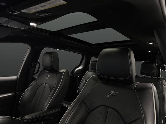 Certified 2025 Chrysler Pacifica Limited image 7