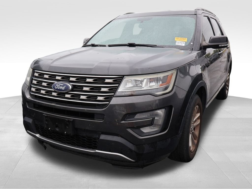 Used 2017 Ford Explorer XLT w/ Equipment Group 202A FWD image 2