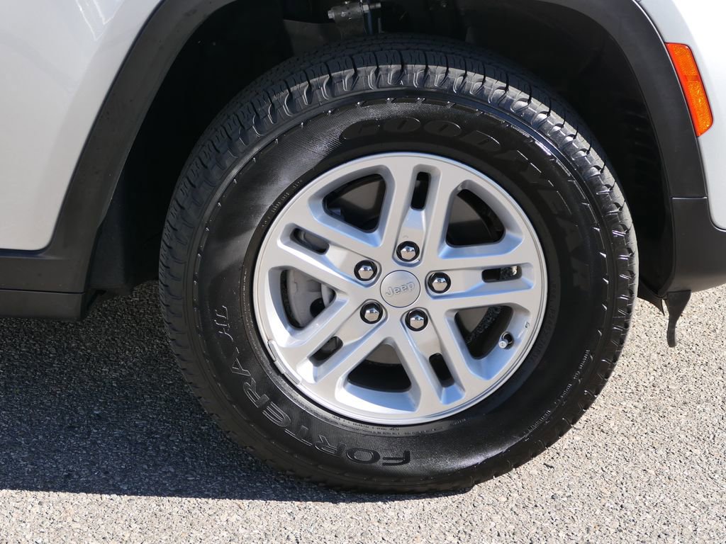 Used 2025 Jeep Grand Cherokee Laredo image 24