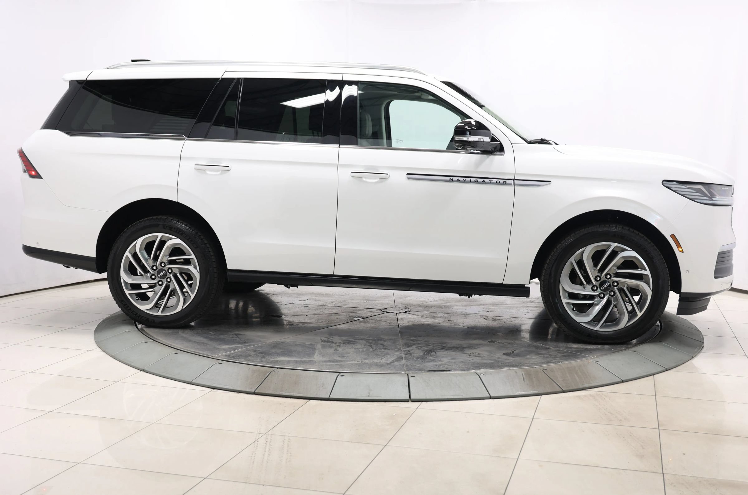Used 2025 Lincoln Navigator Reserve AWD/4WD image 86