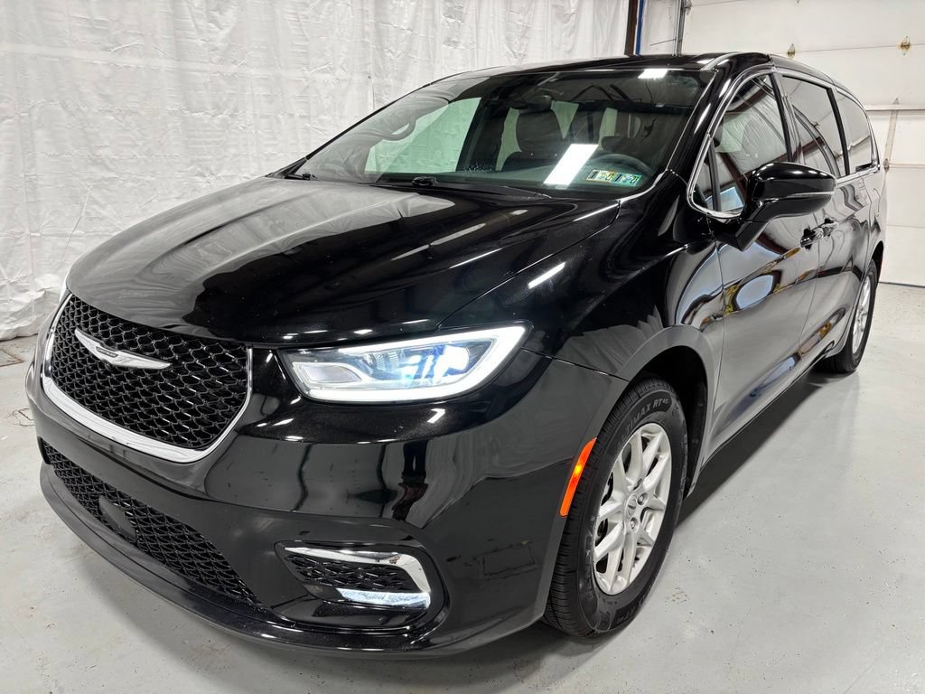 Used 2025 Chrysler Pacifica Select FWD image 3