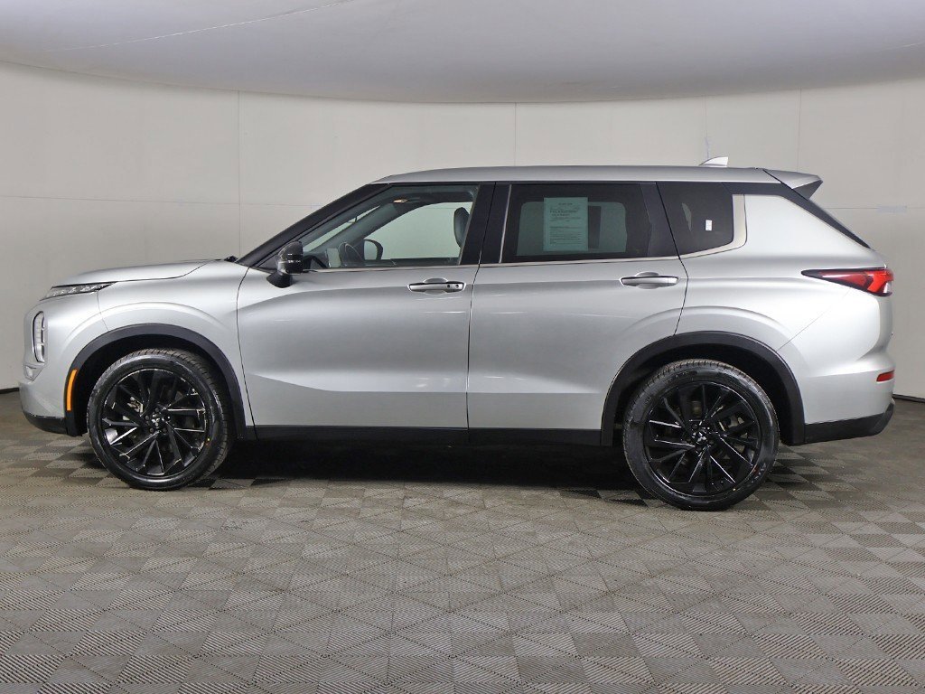 Used 2023 Mitsubishi Outlander SE image 18