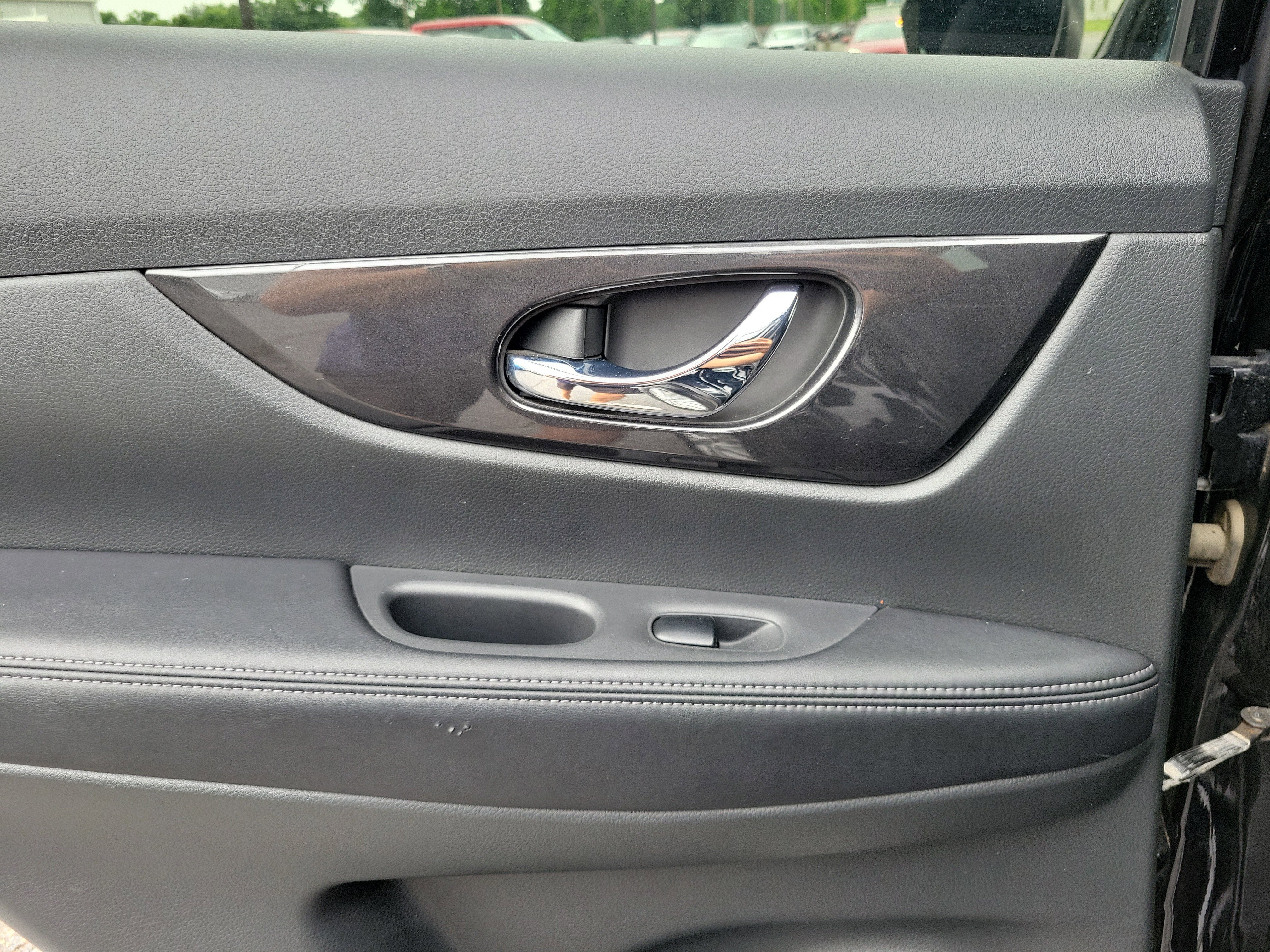 Used 2017 Nissan Rogue SV AWD/4WD image 12