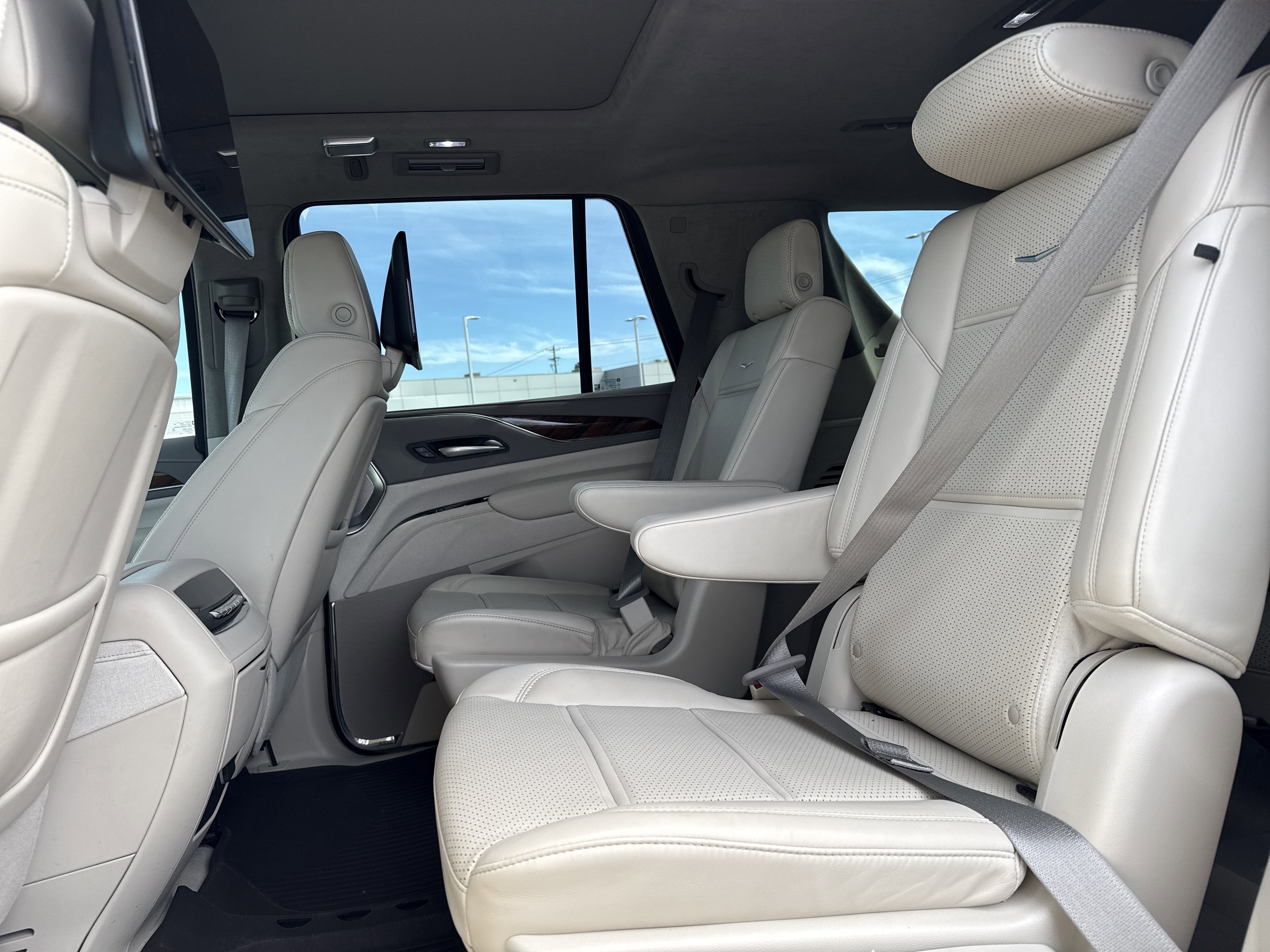 Used 2024 Cadillac Escalade Premium Luxury Platinum w/ Heavy-Duty Trailer Package image 32