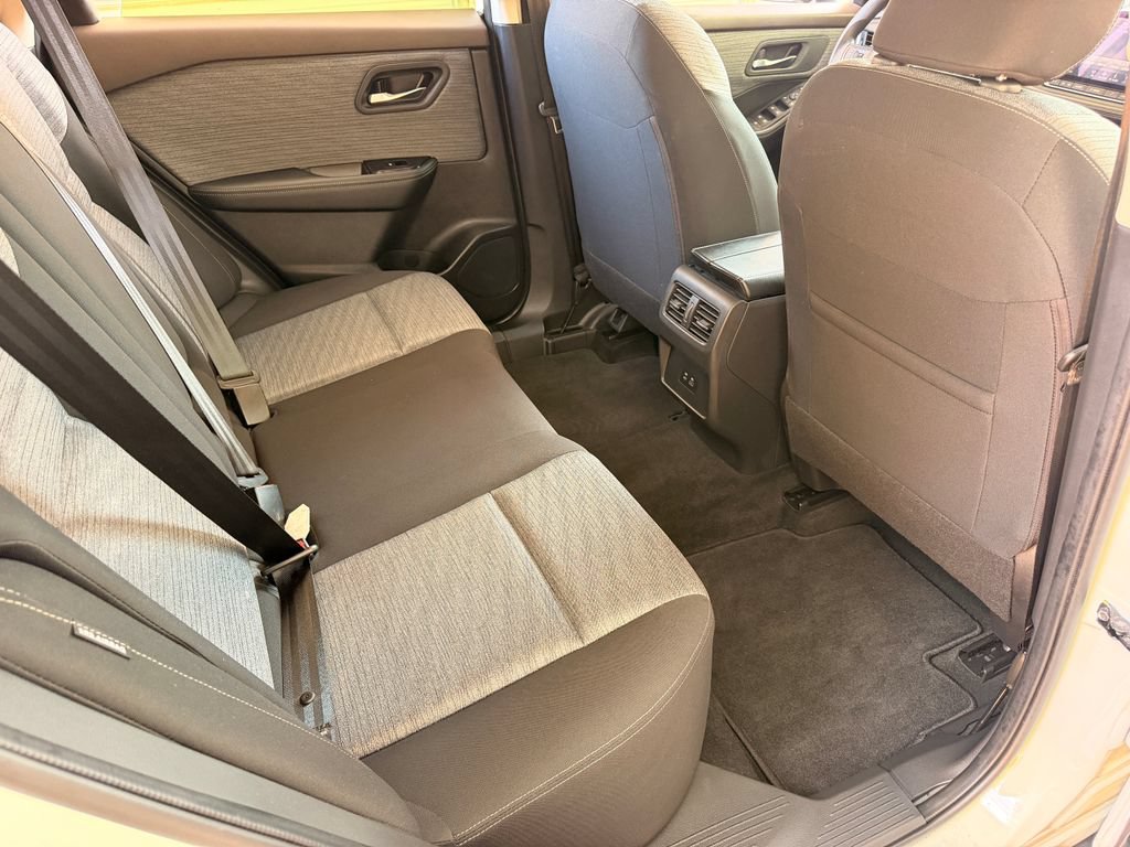 Used 2023 Nissan Rogue SV FWD image 31