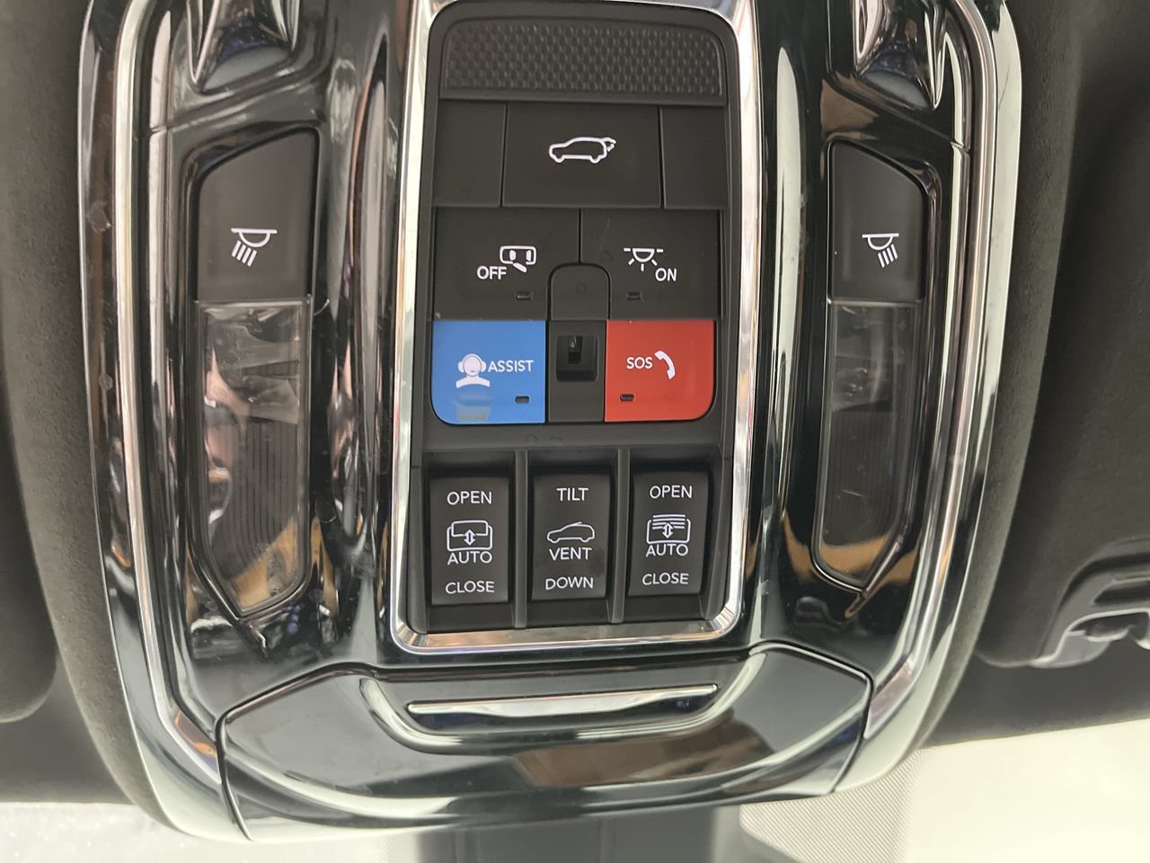 Used 2024 Jeep Grand Wagoneer L Series III AWD/4WD image 34