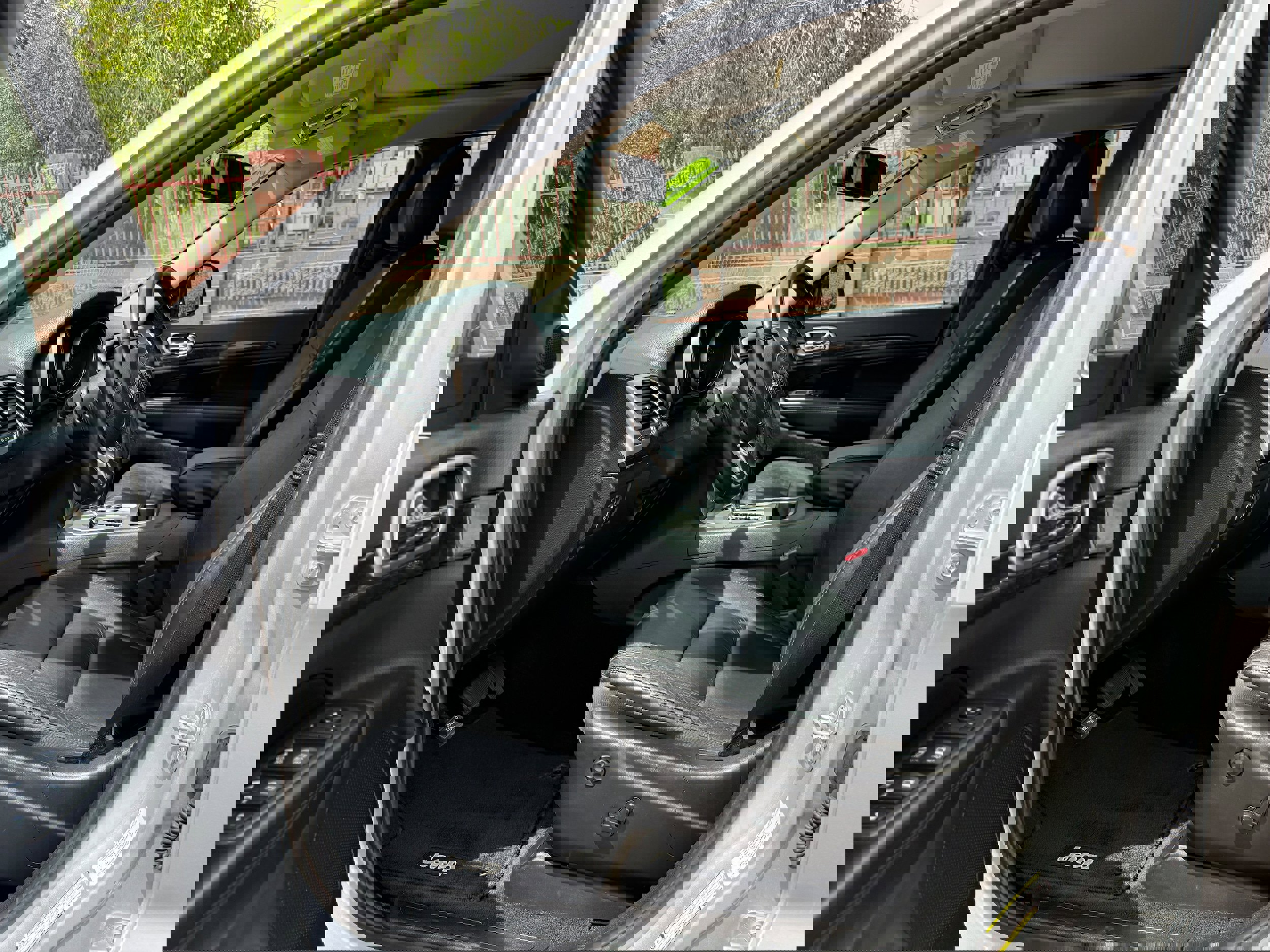 Used 2013 Jeep Grand Cherokee Laredo AWD/4WD image 6