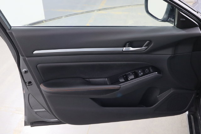 Used 2024 Nissan Altima 2.5 SR FWD image 13