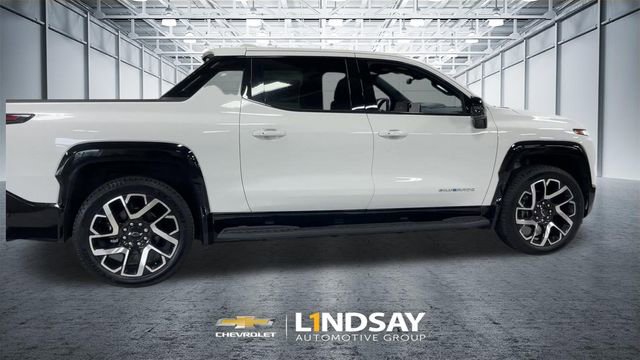 Used 2025 Chevrolet Silverado EV RST AWD/4WD image 2