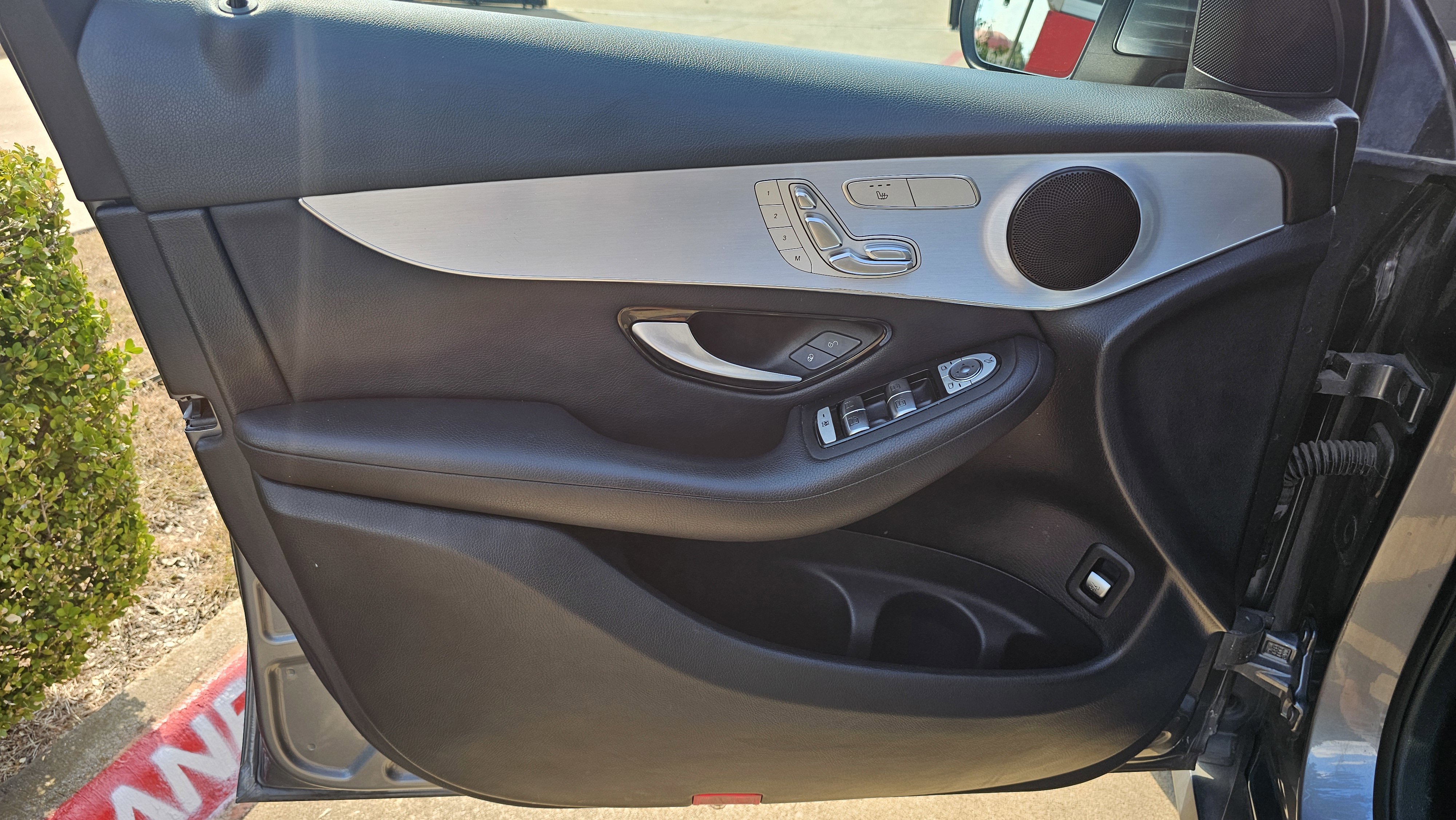 Used 2019 Mercedes-Benz GLC 300 w/ Premium Package image 25