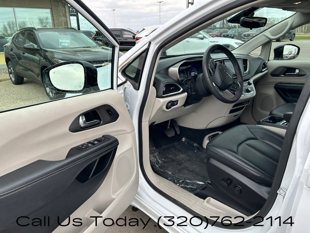 Used 2024 Chrysler Pacifica Touring-L FWD image 11