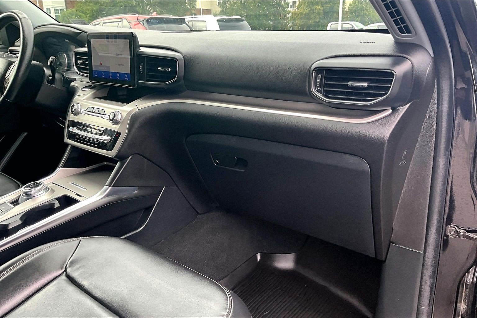 Used 2022 Ford Explorer XLT w/ Equipment Group 202A AWD/4WD image 14