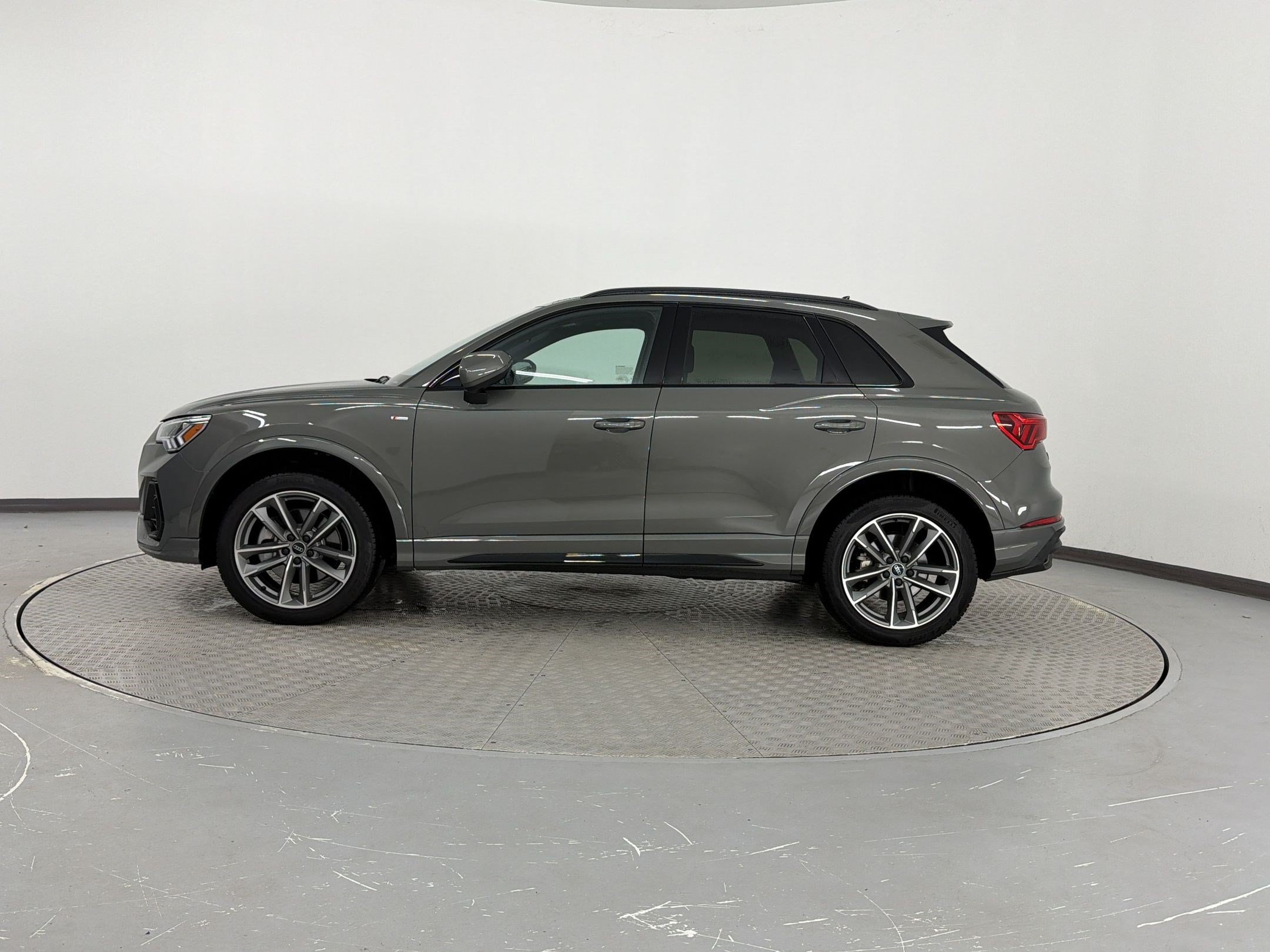 Used 2025 Audi Q3 2.0T Premium w/ Convenience Package AWD/4WD image 2
