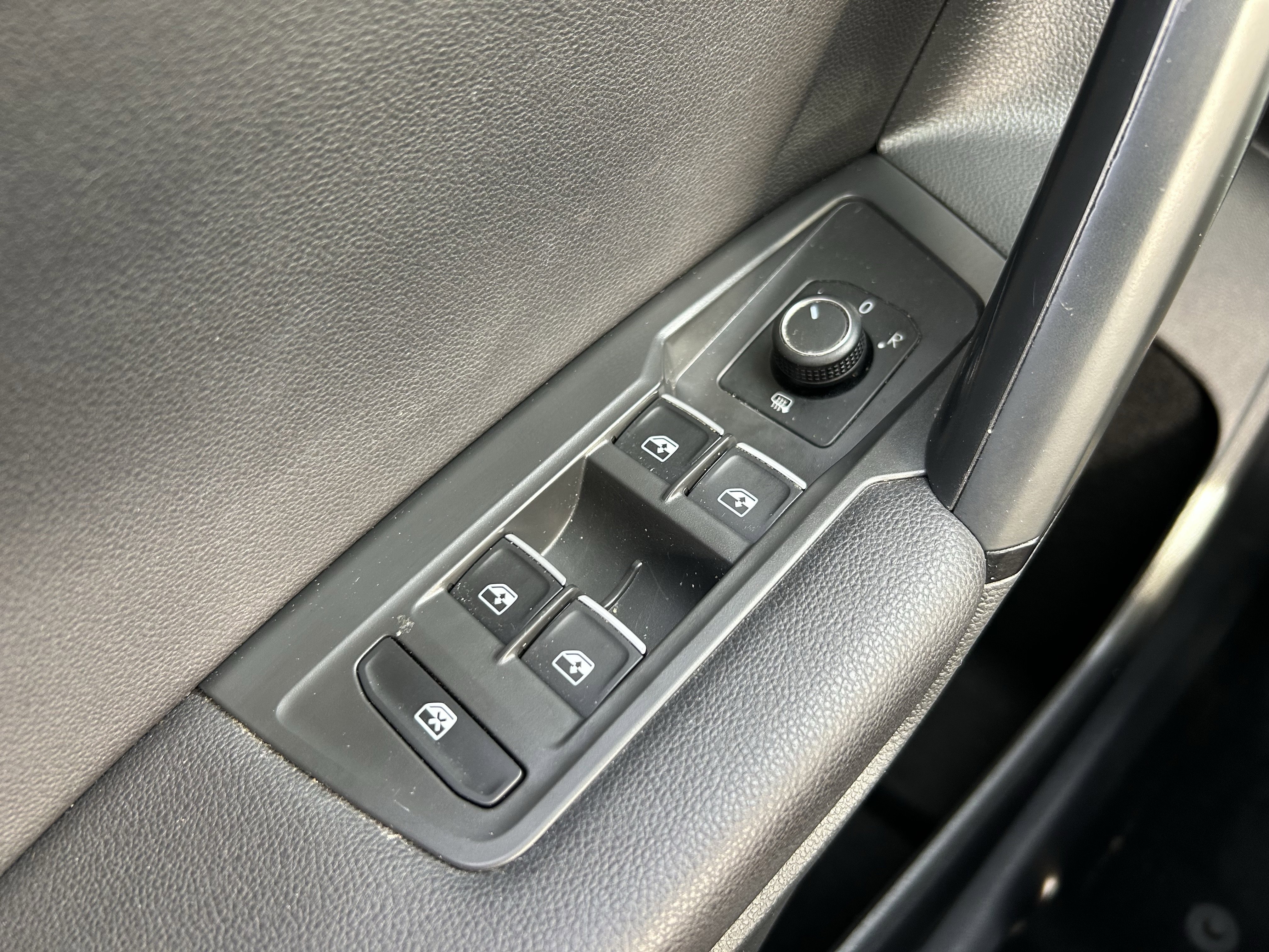 Used 2019 Volkswagen Tiguan SE w/ Panoramic Sunroof Package image 19