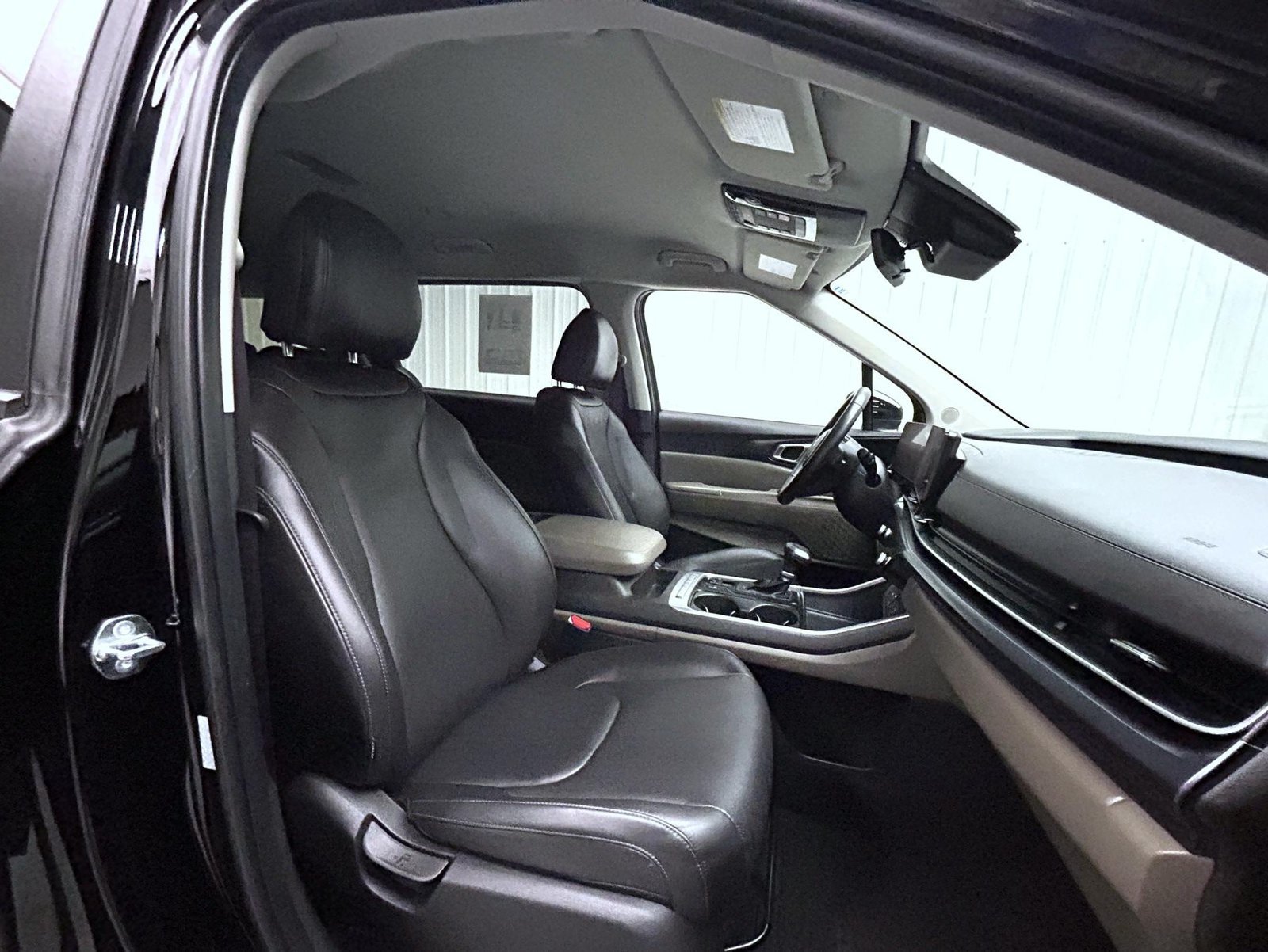 Used 2025 Kia Carnival FWD image 15
